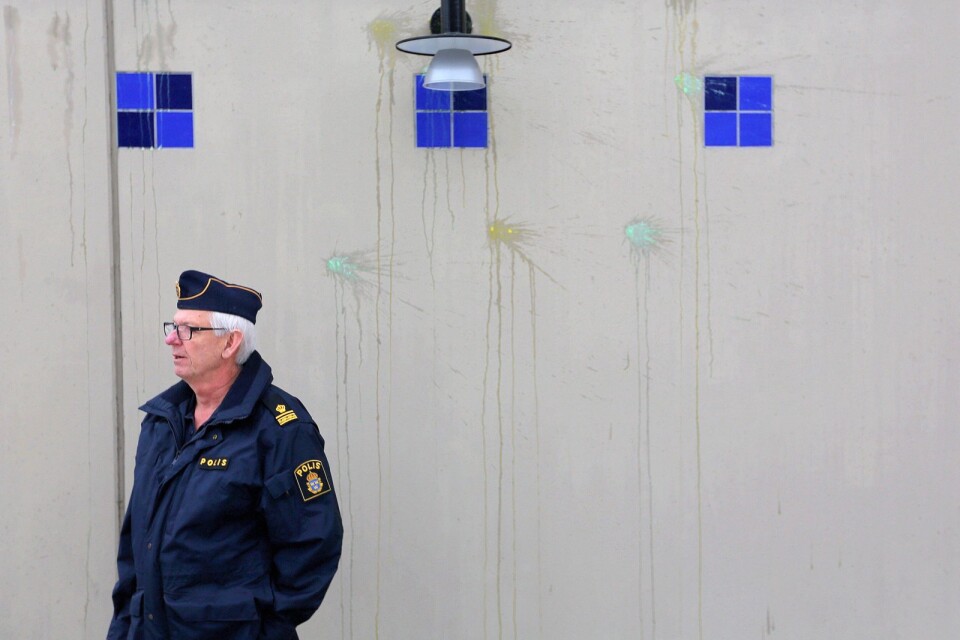 En morgon i februari i år var polihuset i Osby beskjutet med paintballkulor när stationsbefälet  Staffan Rosén kom till jobbet. Foto: Torbjörn Wester/Arkiv