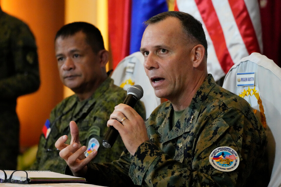 USA:s generalmajor Eric Austin (till höger) och den filippinske generalmajoren Marvin Licudin vid öppningsceremonin för en gemensam militärövning.