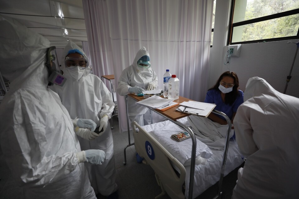 Vårdpersonal hjälper en covidsjuk patient på ett sjukhus i Mexikos huvudstad Mexico City.