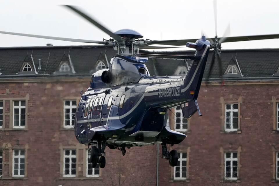 En polishelikopter med en av de gripna i onsdagens samordnade räder.