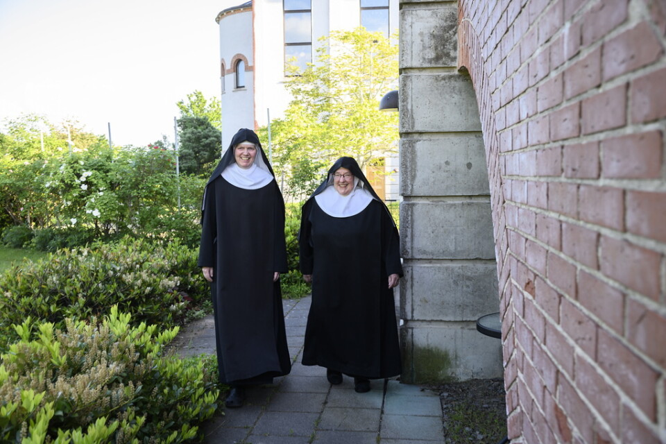 Syster Gabriella och Moder Katarina hälsar pilgrimer välkomna i Heliga hjärtats kloster.