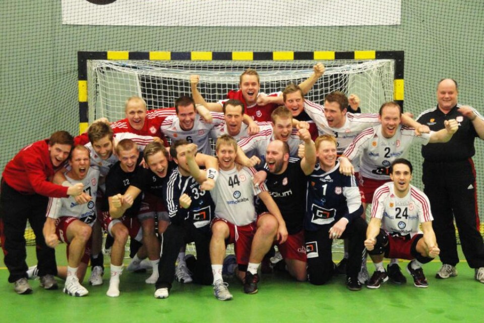 Alstermos spelare och ledare firar det allsvenska avancemanget. Foto: linda lundberg