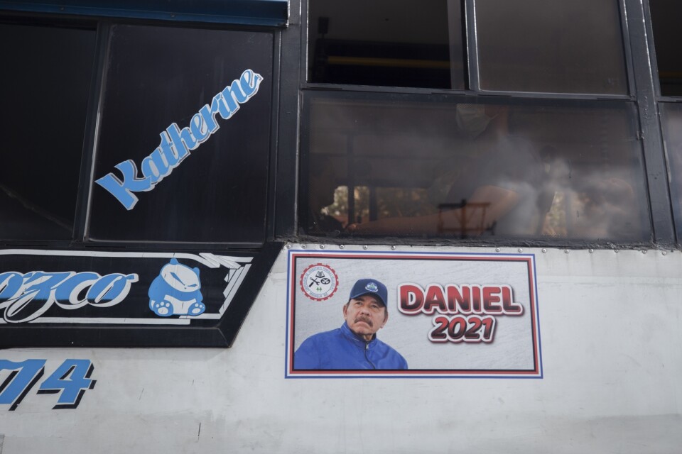 En affisch som lyfter fram president Daniel Ortega som en kandidat till valet i november. De senaste veckorna har hans regering intensifierat sin kampanj mot oppositionen.