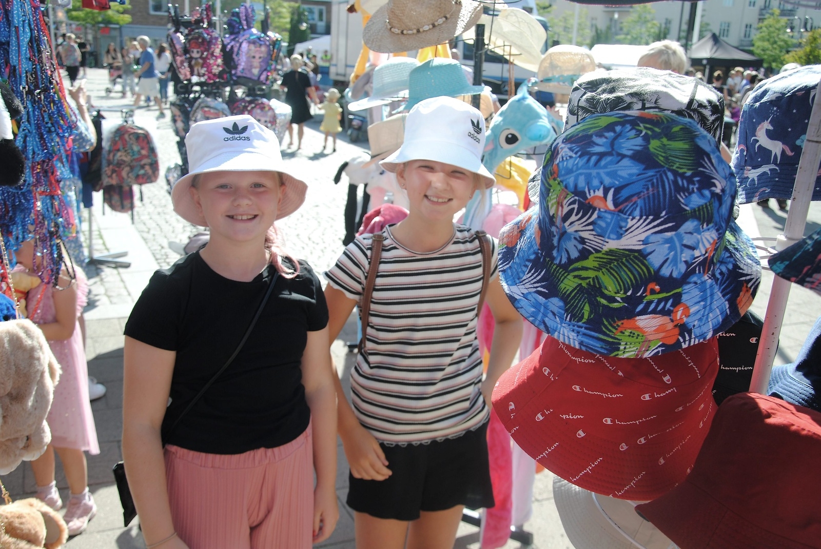 Madicken Lindh och Selma Ekström provade hattar i ett av stånden på Stortorget. Bra mot den stekande solen.  foto: Stefan Olofson