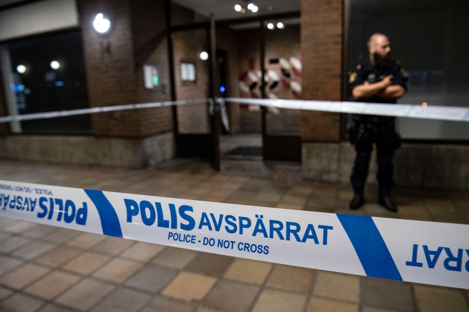 Polisen har spärrat av i centrala Malmö efter en detonation i ett trapphus.