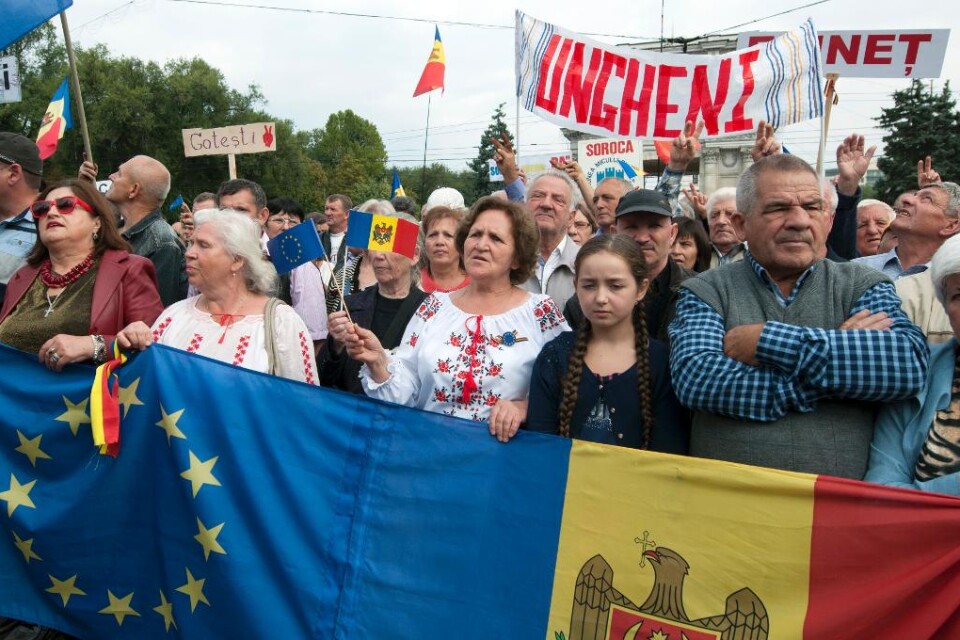 Omkring 10 000 människor deltog på söndagen i ännu en protest i Moldaviens huvudstad Chisinau. De kräver en utredning om hur motsvarande 12 miljarder kronor kunde försvinna från tre av landets banker förra året. Några demonstranter kom i bråk med polis