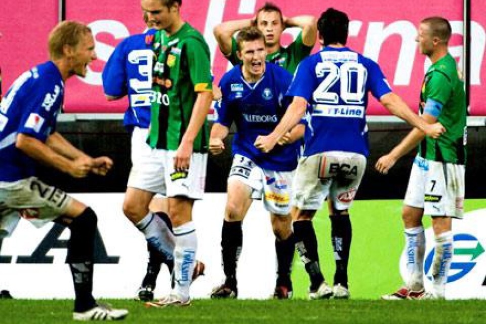 Peter Abelsson jublar efter 1-0 målet.