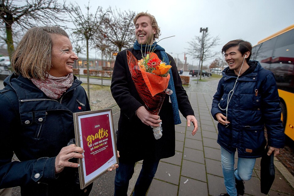 Här firas den miljonte resenären, Ali Hosseini, på linje 545 under onsdagen. Daniel Jönsson (M) delar ut blommor. Emma Eriksson från Skånetrafiken bjuder på diplom och 15 dagars fritt resande i hela Skåne.