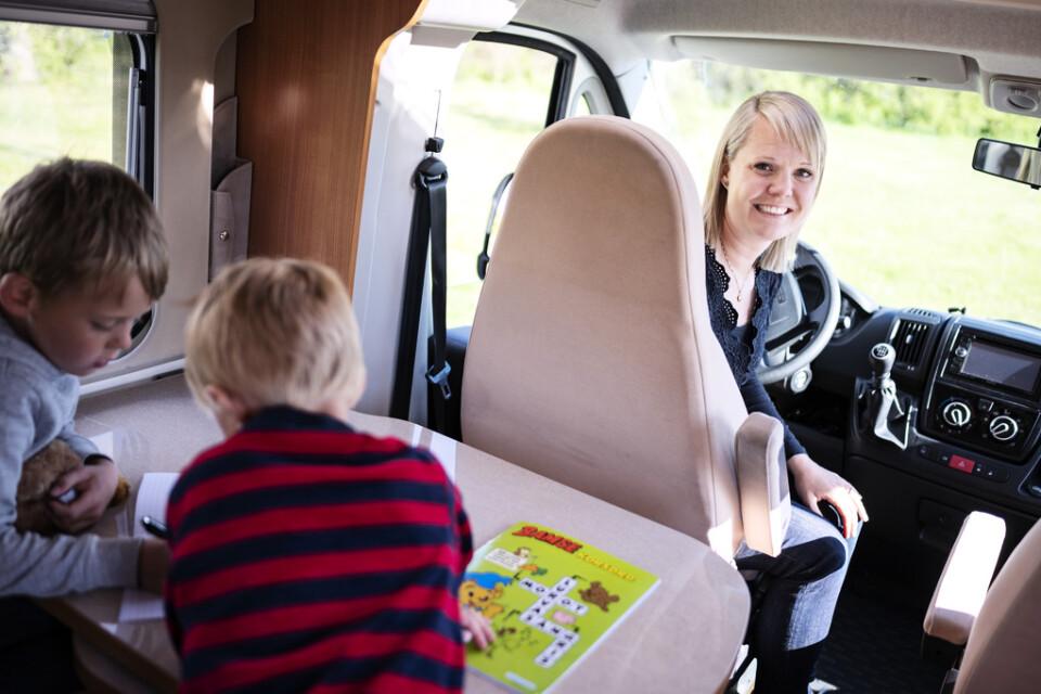 Emma Bauer, här med sjuåriga tvillingsönerna Ebbe och Vincent, har precis köpt sin första husbil. Nu hoppas de kunna resa långt – fast hemma i Sverige.