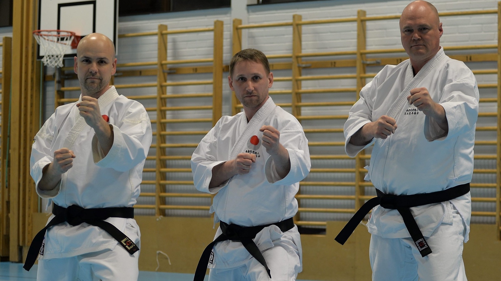 Hässleholms Karateklubbs trio Peter Regebro, Lasse Nilsson och Robert Svensson har samtliga graderat till svart bälte i karate. De gjorde det i Malmö inför sportens  kunnigaste experter. Foto: Jan Rydén
