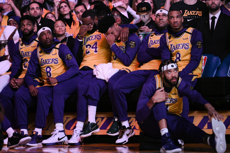 Los Angeles Lakers-spelarna var märkbart tagna av den minnesvideo av Kobe Bryant som spelades upp före matchen mot Portland.