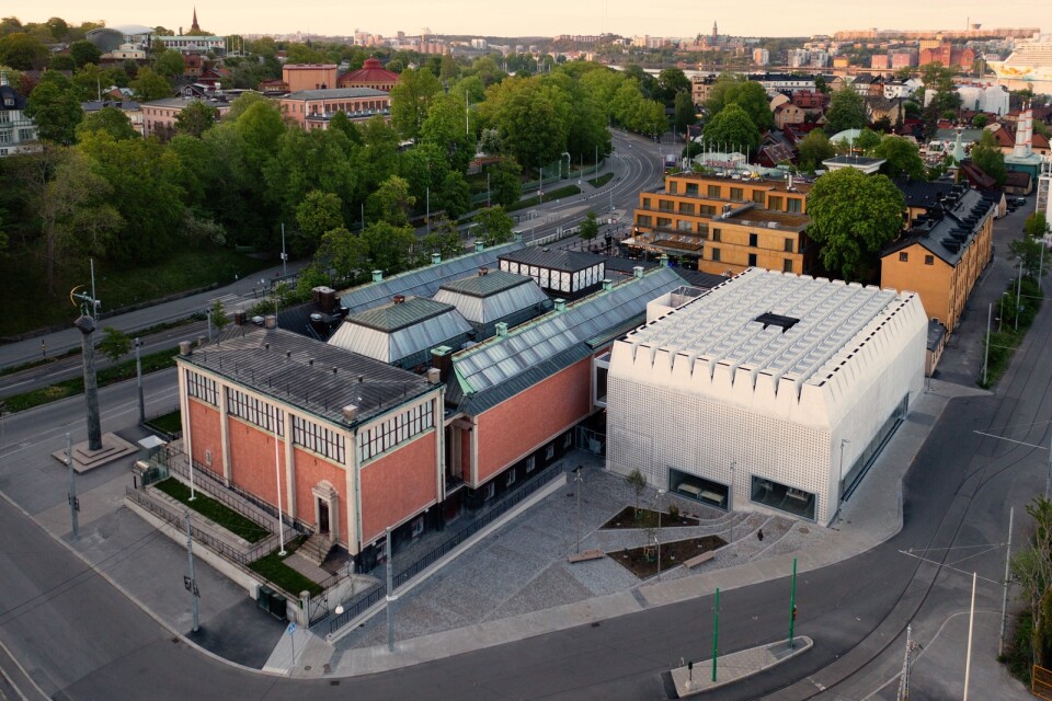 Liljevalchs nya tillbyggnad, ritad av Gert Wingård, ses till höger på bilden. Den har fått mycket kritik av modernismens motståndare.