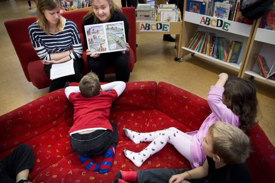 Efter pjäsen. Alexander och Hanna lyssnar intresserat när Helena Eborn och Johanna Magnusson från Sydgyms barn- och fritidsprogram läser Barna Hedenhös.