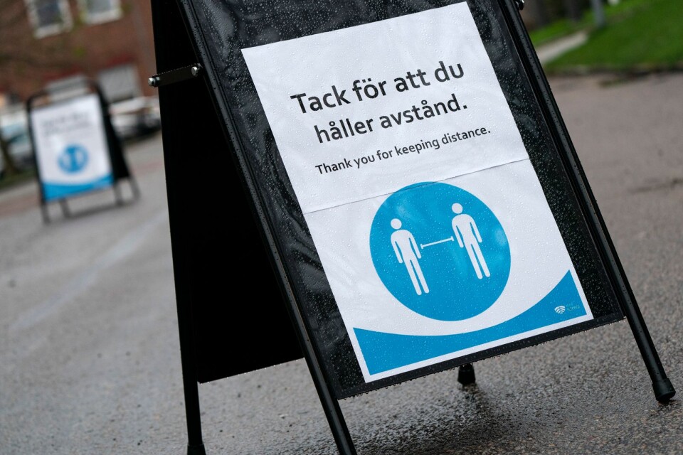 Skylt att hålla avstånd i kön till vaccination för säsongsinfluensa vid vårdcentralen utanför Blekingesjukhuset i Karlskrona.