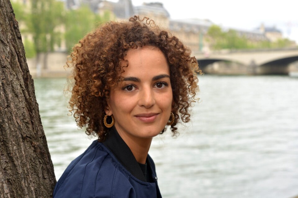 Leïla Slimani är född 1981, journalist och författare. Uppvuxen i Marocko och bor sedan snart tjugo år i Paris. Med ”Vaggvisa” belönades hon bland annat med Goncourtpriset 2016.