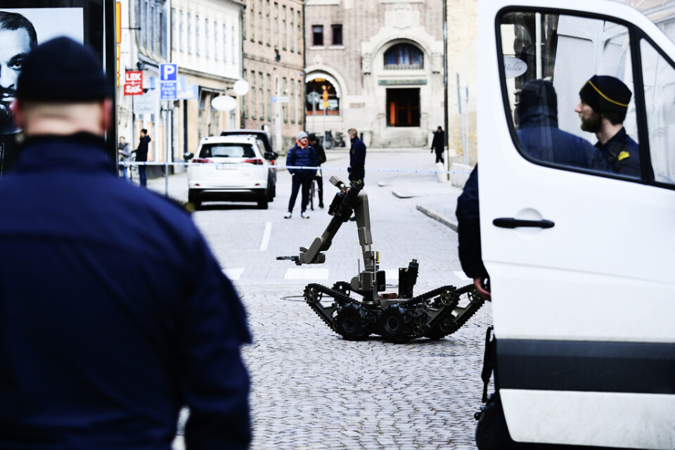 Polisavspärrningar och bombtekniker vid det område i Lund där man hittade det misstänkt farliga föremålet.