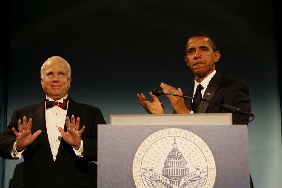 Barack Obama med Republikanernas tidigare presidentkandidat John McCain på en middag i Washington, januari 2009.