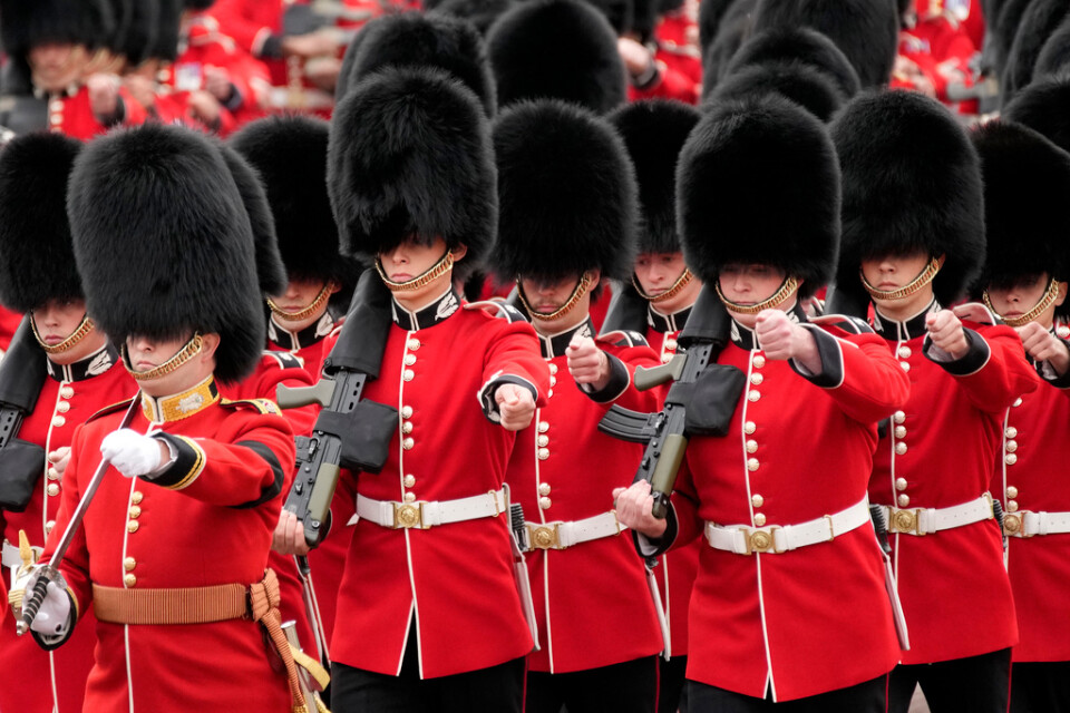 Peta vill att de traditionella hattarna, som bland annat används vid Buckingham Palace, ska ersättas med en ny variant i akryl. Arkivbild.