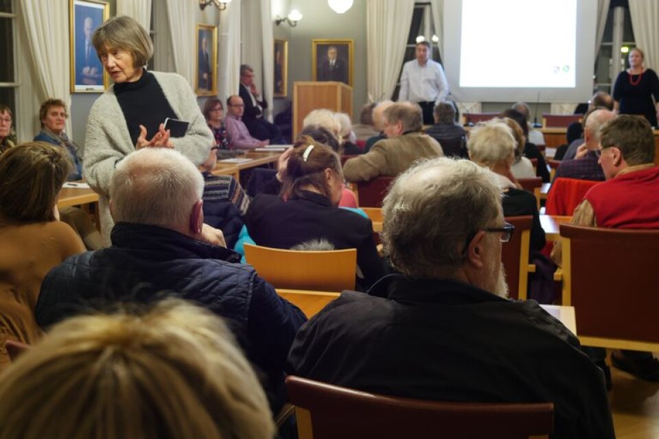 Stora salen i Simrishamns rådhus var full av lokalbor som ville höra vad regionpolitikerna tänker sig om Region Skåne tar över sjukhusets regi.