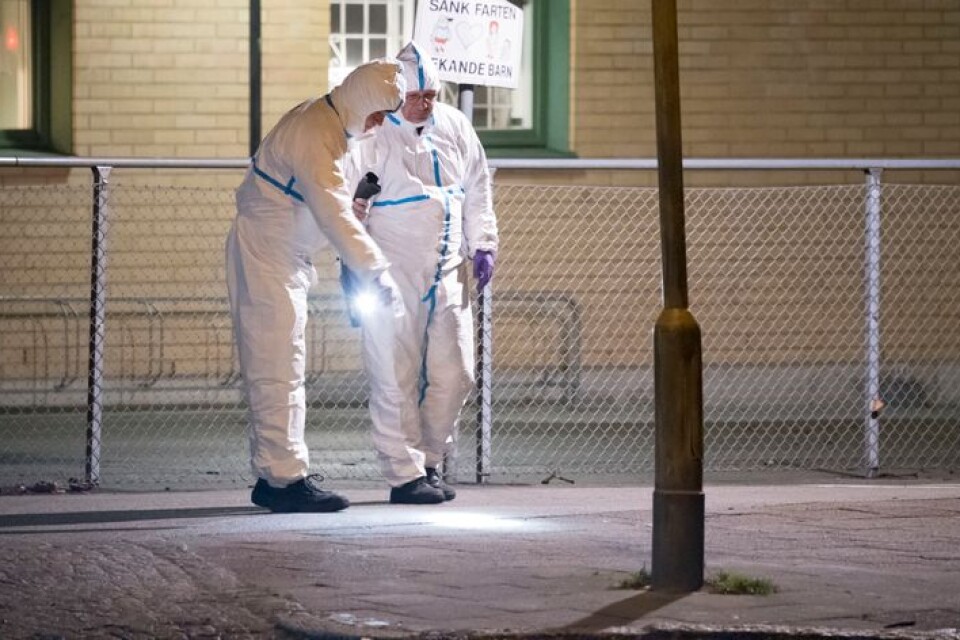 Polisens tekniker undersöker platsen i Nydala i Malmö där en man hittades mördad den 28 december. Arkivbild.
