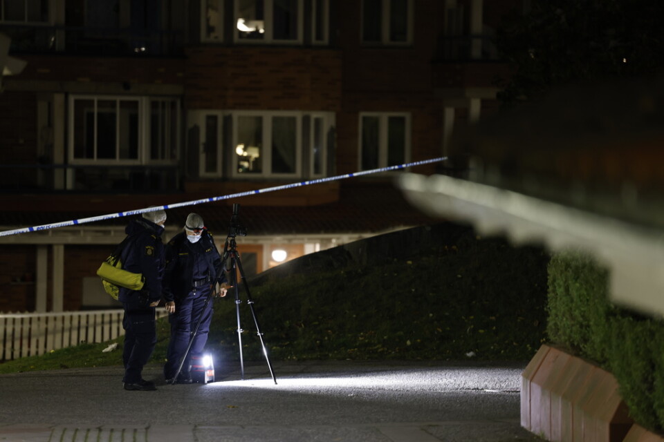 Polis på plats efter skottlossningen i Saltskog i södra Södertälje den 6 oktober 2022, då en 19-åring dog och en 16-åring skadades.