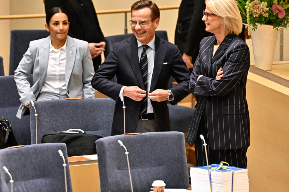 Parisa Liljestrand (M), statsminister Ulf Kristersson (M) och finansminister Elisabeth Svantesson (M) under budgetdebatten i riksdagen.
