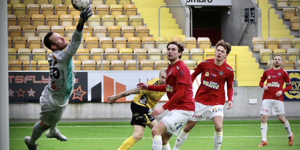 Johan Larsson nickar in Elfsborgs 2–1-mål mot Falkenberg i svenska cupen. Till slut vann boråsarna med 3–2.