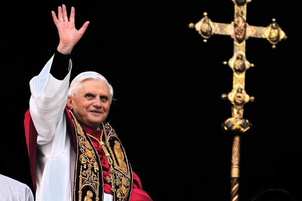 Dåvarande påve Benedictus XVI hälsar folksamling i Vatikanen. Bilden är från 2005.