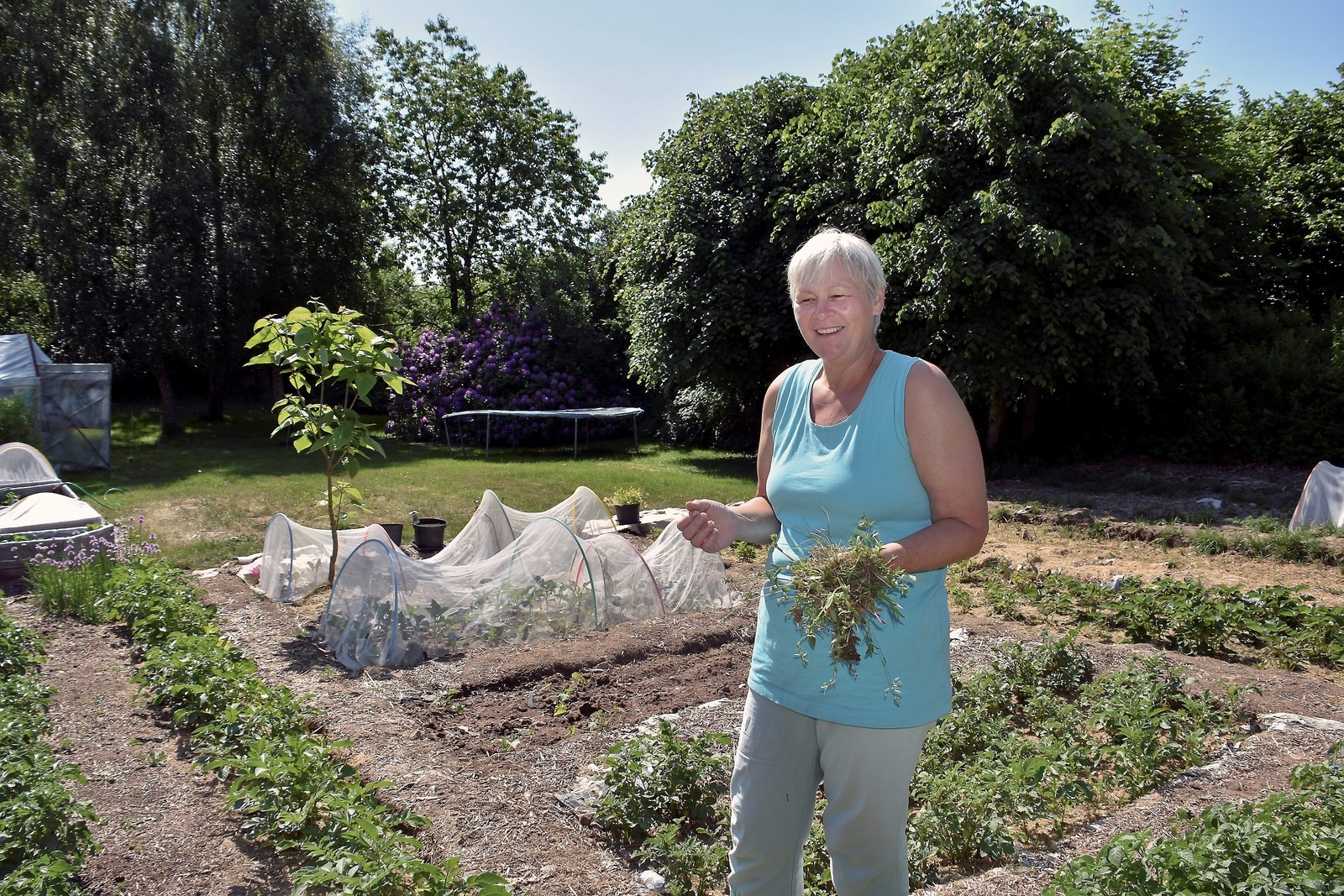 Susanne Lottsfeldt bor utanför Sösdala och odlar grönsaker, bär och frukt för att kunna bli självförsörjande. 
Foto: Helén Fingalsson