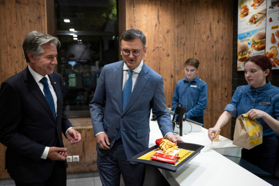 USA:s utrikesminister Antony Blinken och Ukrainas utrikesminister Dmytro Kuleba på hamburgerrestaurang i Kiev.
