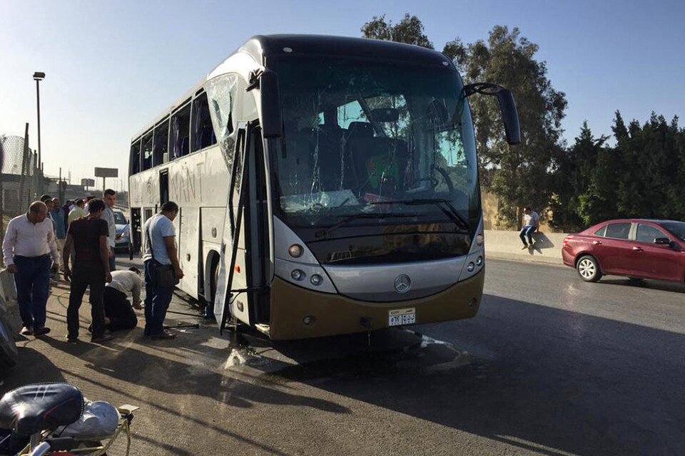 En explosion har skakat en turistbuss och skadat flera personer nära pyramiderna i Giza.