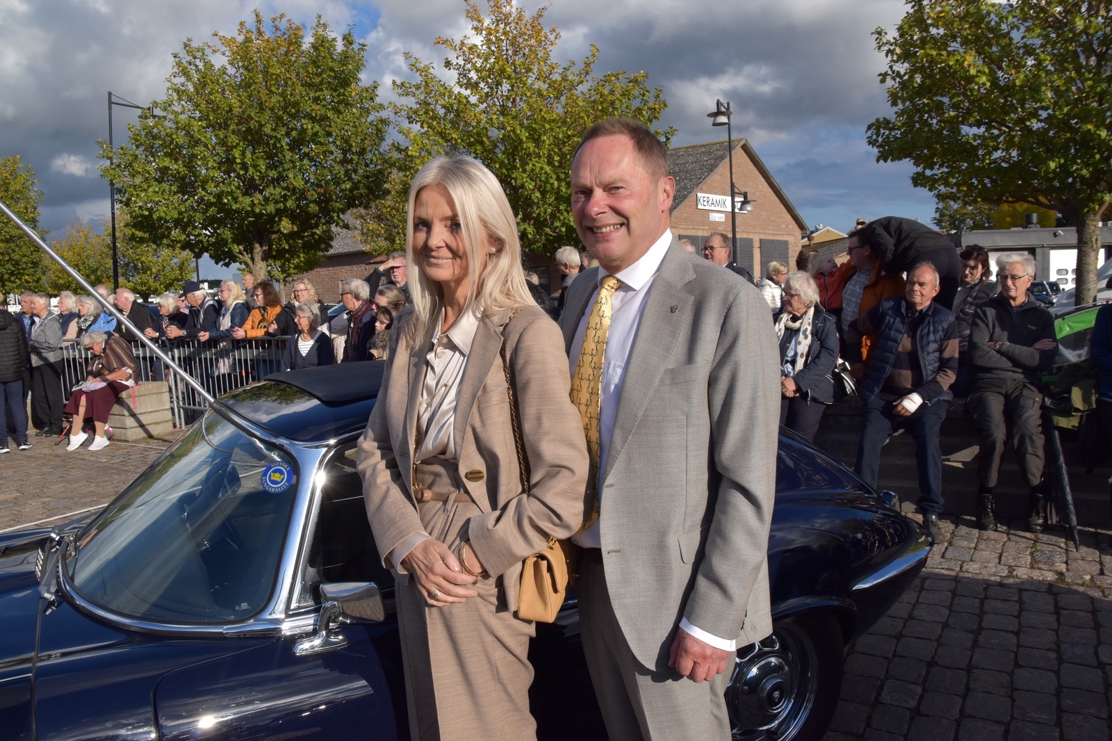 Eva-Lis Öfver och Kjell Gehammar kom till Färjestaden med en Jaguar E-Type V12.