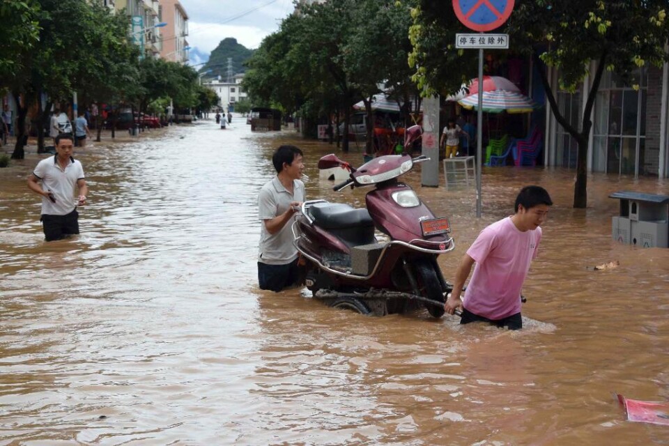 Dödssiffran i de senaste översvämningarna i Kina har stigit till minst 57. Bland de döda finns två skolbarn som omkom när en buss störtade ner i en damm, enligt myndigheter. Bussen transporterade mer än dubbelt så många passagerare än tillåtet. Bland of