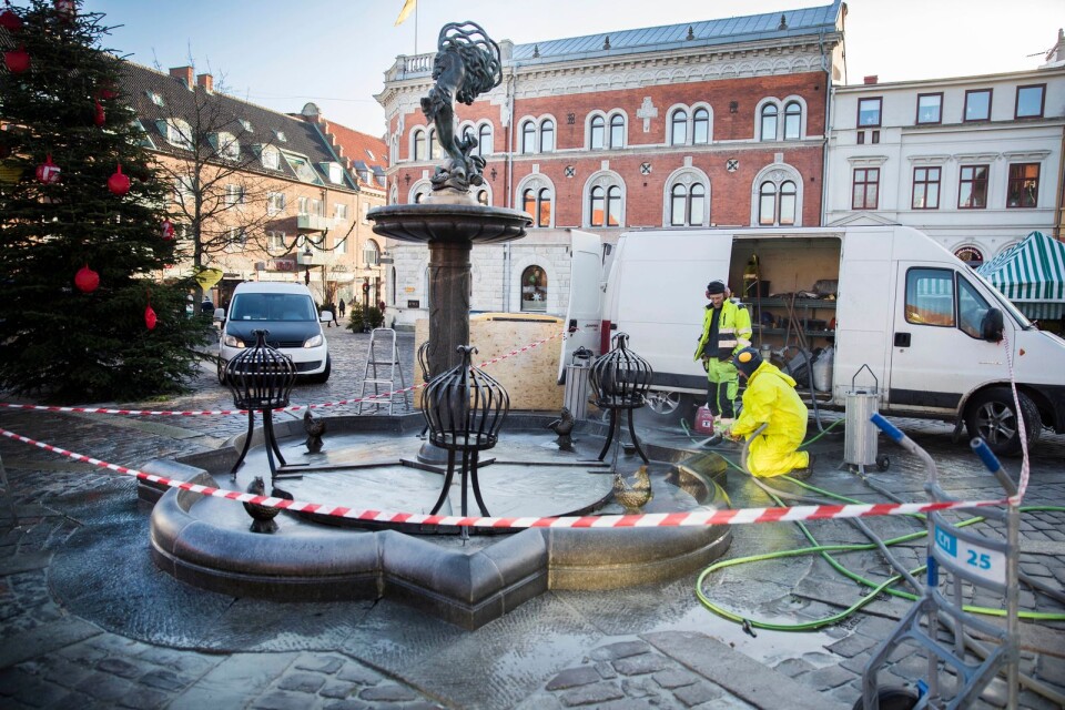 Petter Berglind och Alex Schyllert har anlitats för att blästra graniten på Bäckahästen, som är en del av renoveringsarbetet.