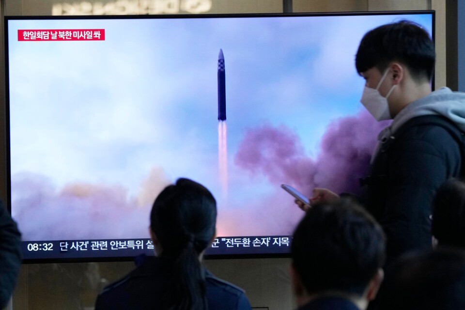 En tv-skärm i Seoul i Sydkorea visar en nordkoreanskt robottest tidigare i mars.