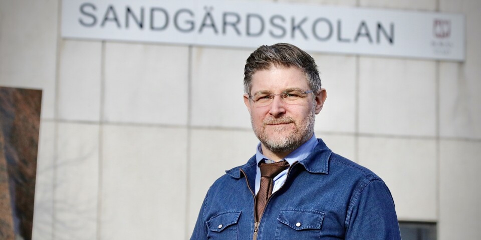 Sandgärdskolans rektor Johan Larsson tvingas skicka hem eleverna i nionde klass när flera lärare är sjuka eller i karantän.