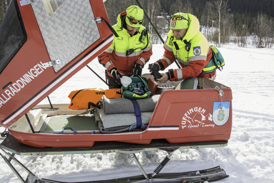 Rickard Svedjesten med kollegan Johan Hallstensson förbereder räddningspulkan för utryckning på fjället