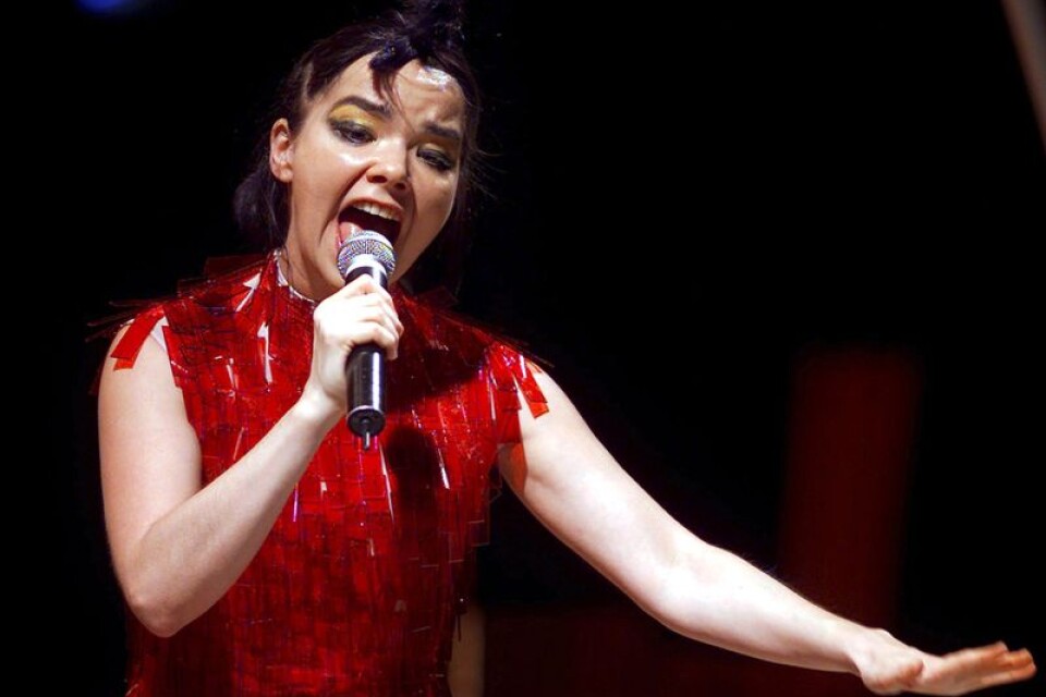 När Björk spänner bågen resulterar det inte i brustna strängar.