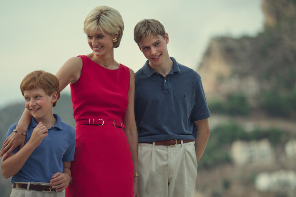 Prinsessan Diana (Elizabeth Debicki) semestrar i Frankrike tillsammans med sönerna Harry och William (Fflyn Edwards och Rufus Kampa). Pressbild.