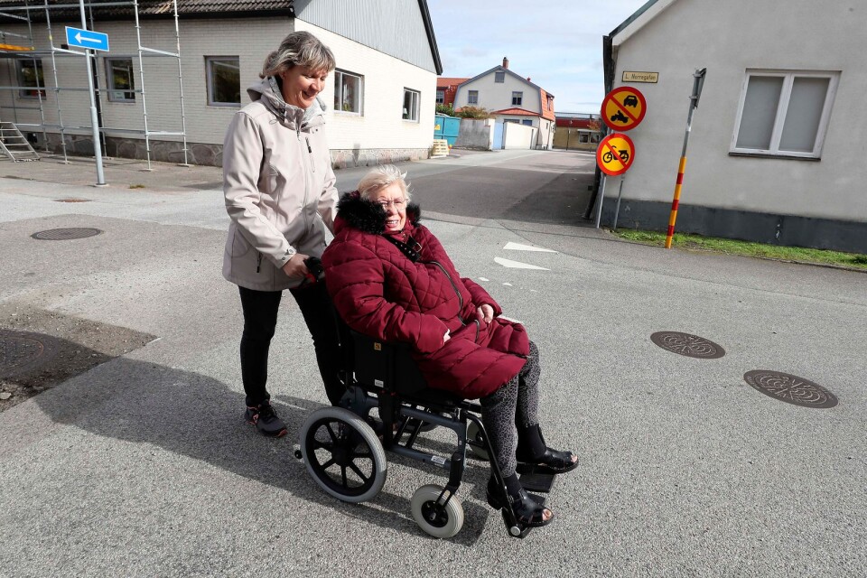 Christina Svensson och Siv Ljung tycker att korsningen Lillgatan-Lilla Norregatan är farlig, bilarna har dålig sikt och trafiken är ofta tät.