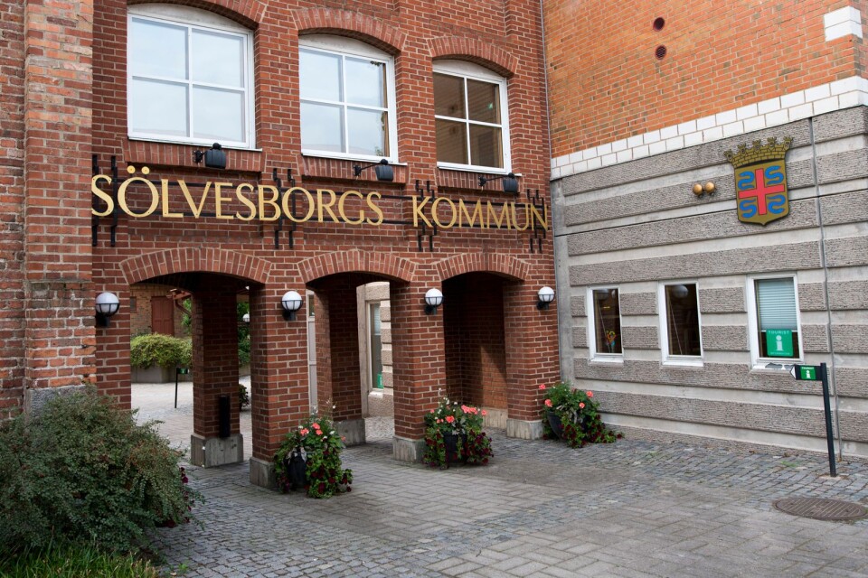 Stadshuset i Sölvesborg bör vara öppet och tillgängligt för alla, enligt oppositionen.