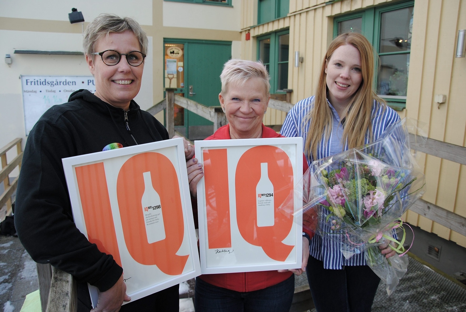 Jessica Darlin (till vänster) och Eva Adolfsson på fritidsgården Pulsen med IQ-diplomen, som delades ut av IQ-inspiratören Frida Andersson (till höger).