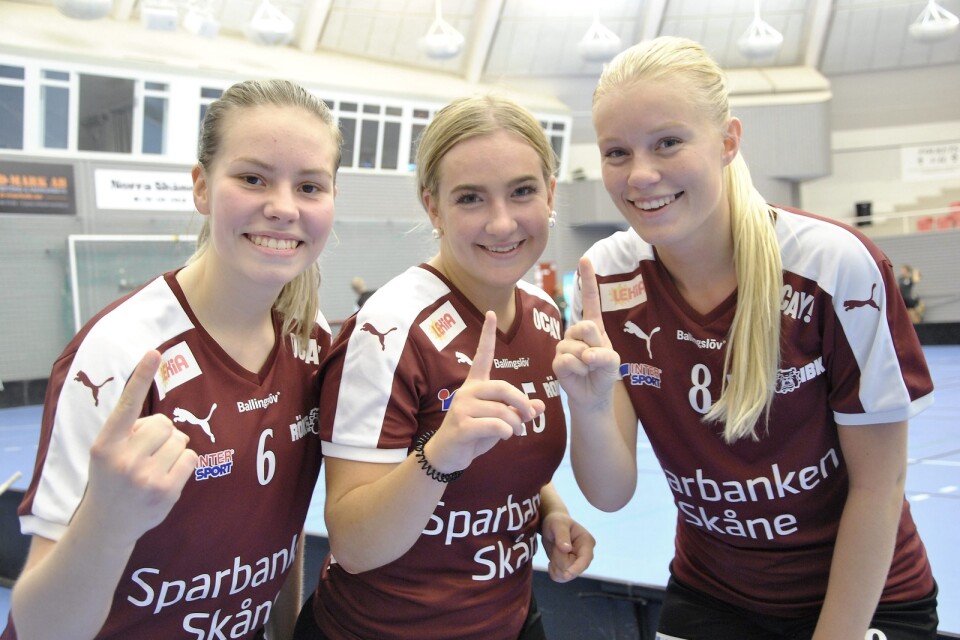Klara Jansson, Cajsa Engdahl och Frida Gustafsson signalerar för varsitt mål och tre poäng. Foto: Marika Höghäll