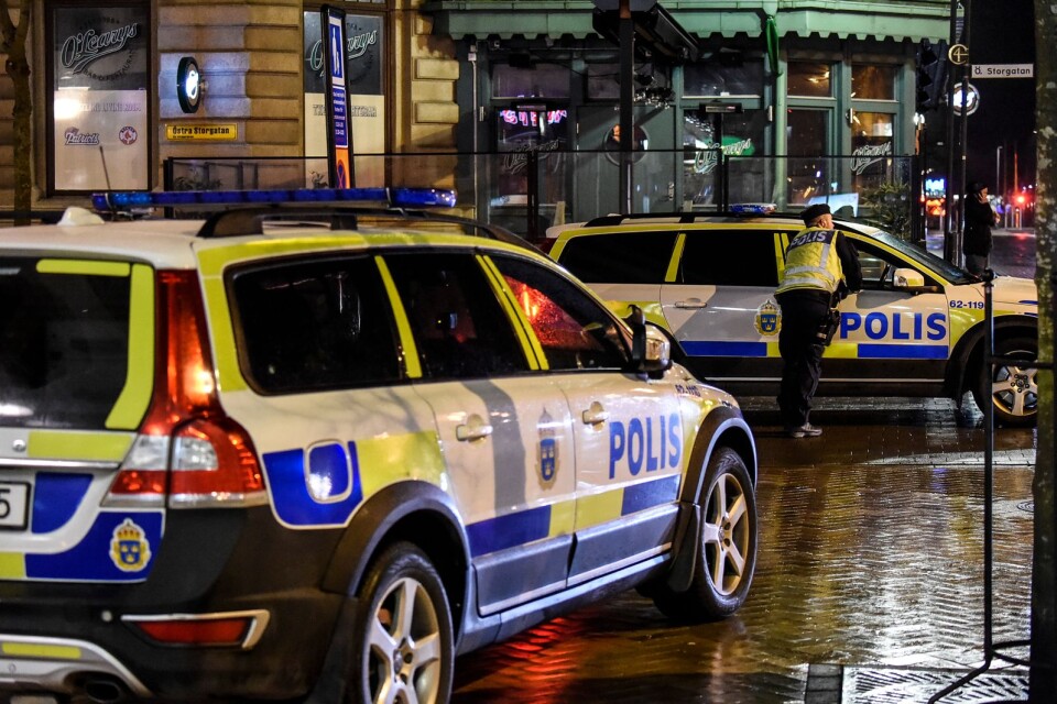 Ett stort antal poliser var på plats vid Stora Torg under natten mellan lördagen och söndagen.