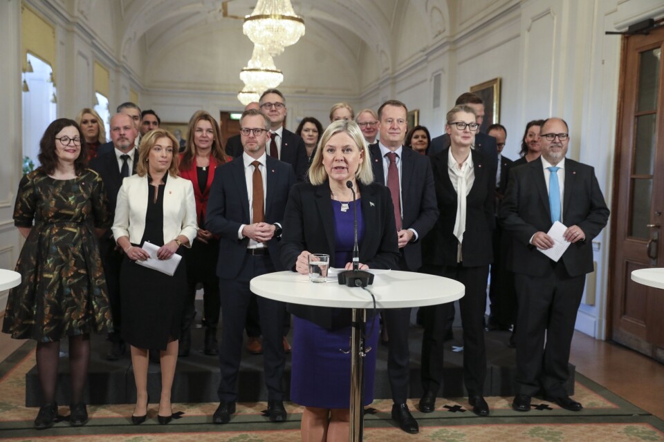 Statsminister Magdalena Andersson (S) med sina nya ministrar.