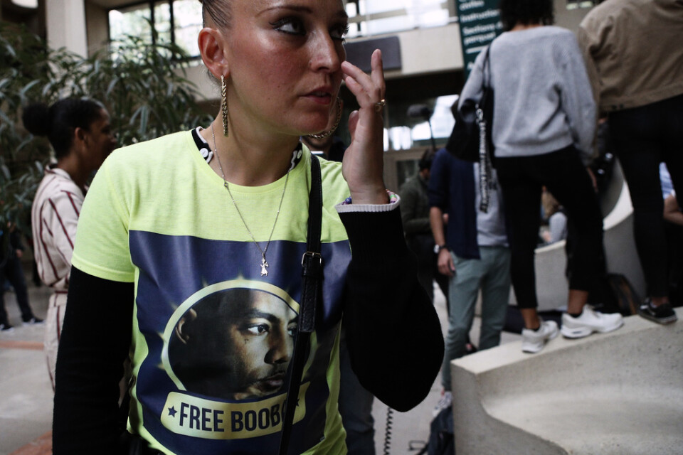 Ett fan av rapparen Elie "Booba" Yaffa utanför rättegången i fjol. Arkivbild.