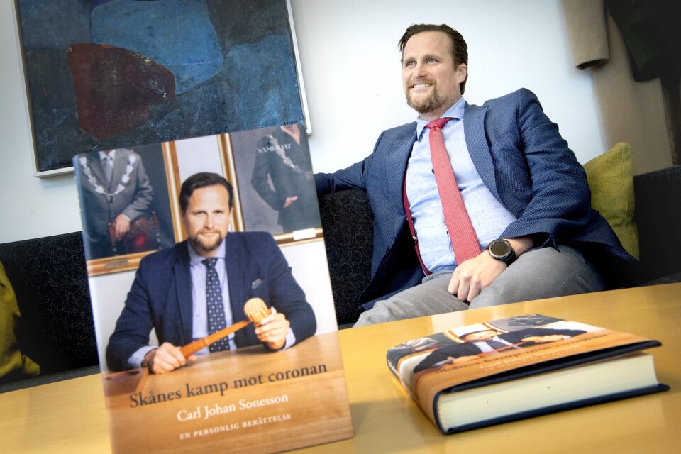 Regionrådet Carl Johan Sonesson (M) har skrivit en bok om hur det har varit att hantera coronan – och staten.