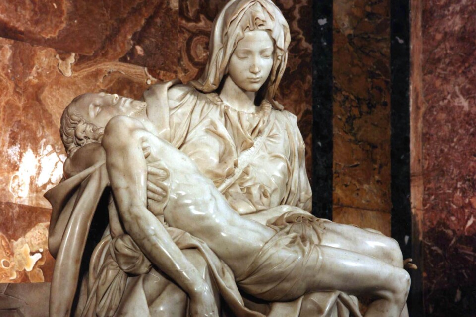 Michelangelos berömda pietàskulptur i Peterskyrkan i Rom år 2000.