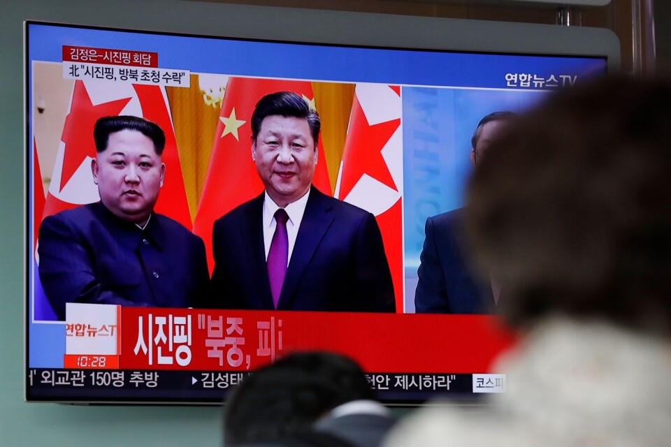 Människor i Sydkorea tittar på nyhetssändningar som rapporterar om mötet mellan Nordkoreas ledare Kim Jong-Un och Kinas president  Xi Jinping.