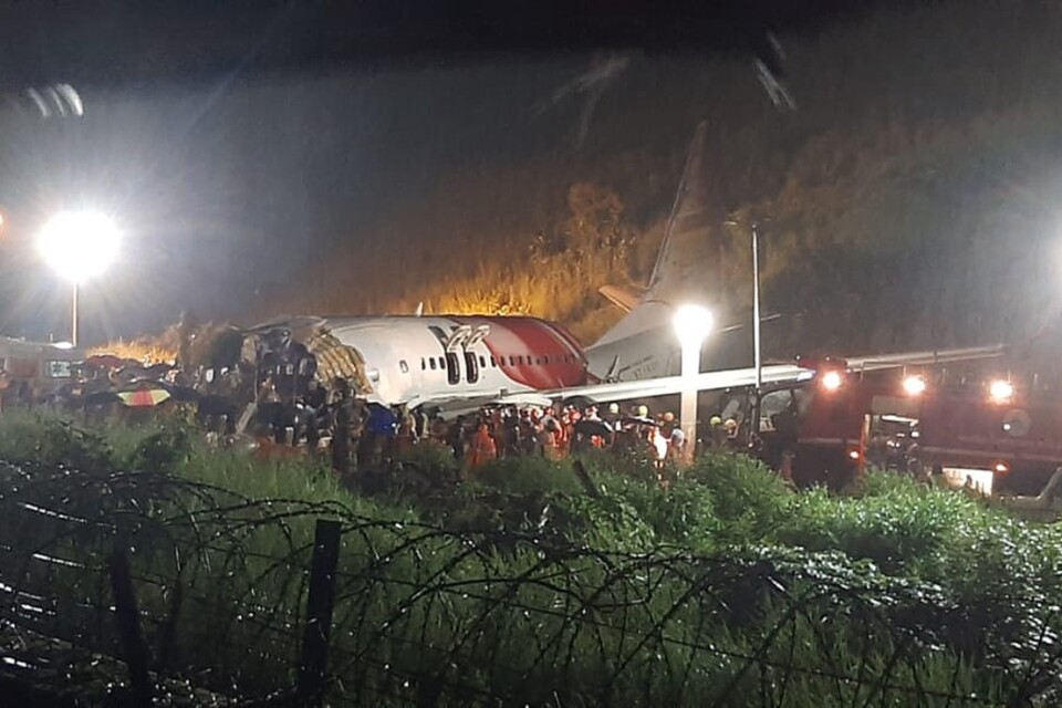 Air India-planet bröts i två delar efter avåkningen.
